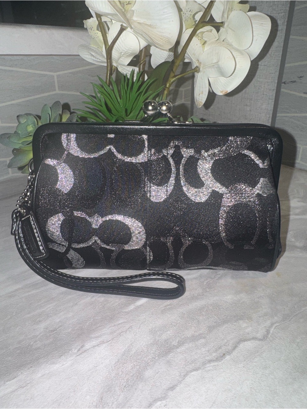 Like NEW Coach KISS LOCK Metallic Sig Logo Framed Clutch Wristlet Fits Phone